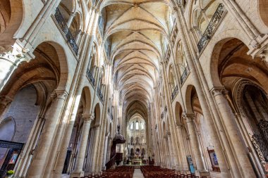 NOYON, FRANCE, ECTOBER 22, 2023: Bakire Meryem Katedrali 'nin iç mimari dekorları