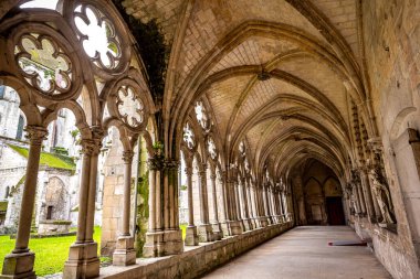 NOYON, FRANCE, ECTOBER 22, 2023: Meryem Ana Katedrali 'ndeki manastır ve mimari dekorlar