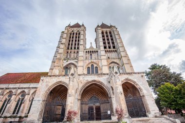 NOYON, FRANCE, ECTOBER 22, 2023: Meryem Ana Katedrali 'nin dış ve mimari dekorları