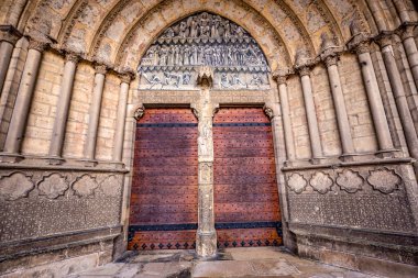 NOYON, FRANCE, ECTOBER 22, 2023: Meryem Ana Katedrali 'nin dış ve mimari dekorları