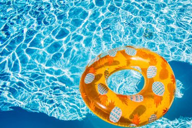 Yazın mavi dalgalar ve güneşli havuzda renkli bir şamandıra.