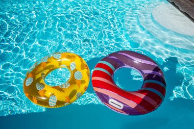 Yazın mavi dalgalar ve güneşli havuzda renkli bir şamandıra.