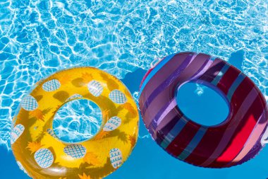 Yazın mavi dalgalar ve güneşli havuzda renkli bir şamandıra.