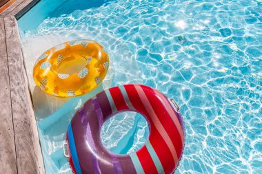 Yazın mavi dalgalar ve güneşli havuzda renkli bir şamandıra.