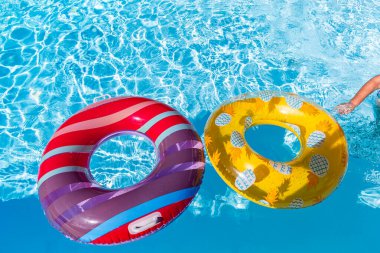 Yazın mavi dalgalar ve güneşli havuzda renkli bir şamandıra.