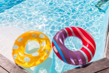 Yazın mavi dalgalar ve güneşli havuzda renkli bir şamandıra.