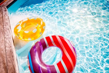 Yazın mavi dalgalar ve güneşli havuzda renkli bir şamandıra.