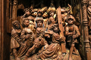 PARIS, FRANCE, 16 ARALIK 2023: Cluny Şapeli, Paris, Fransa 'daki ahşap heykellerin iç mimari dekorları