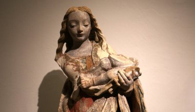 PARIS, FRANCE, 16 ARALIK 2023: Cluny Şapeli, Paris, Fransa 'daki ahşap heykellerin iç mimari dekorları