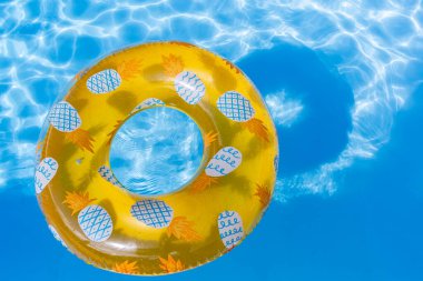 Yazın mavi dalgalar ve güneşli havuzda renkli bir şamandıra.