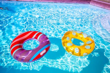 Yazın mavi dalgalar ve güneşli havuzda renkli bir şamandıra.