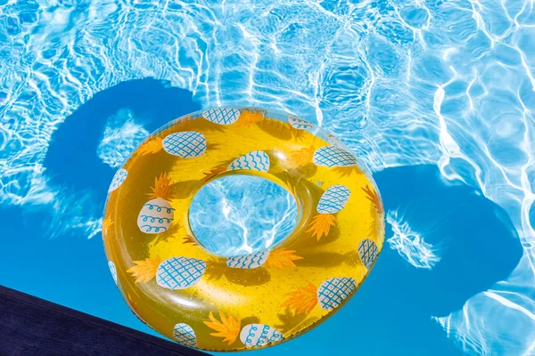 Yazın mavi dalgalar ve güneşli havuzda renkli bir şamandıra.