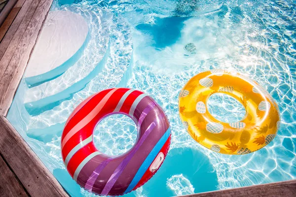 Yazın mavi dalgalar ve güneşli havuzda renkli bir şamandıra.