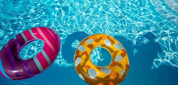 Yazın mavi dalgalar ve güneşli havuzda renkli bir şamandıra.