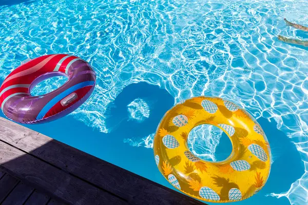 Yazın mavi dalgalar ve güneşli havuzda renkli bir şamandıra.