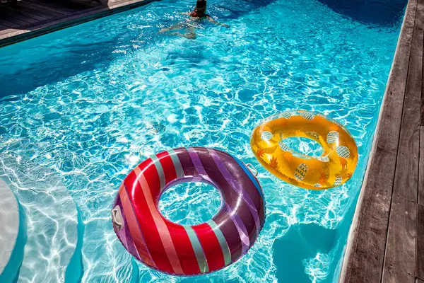 Yazın mavi dalgalar ve güneşli havuzda renkli bir şamandıra.