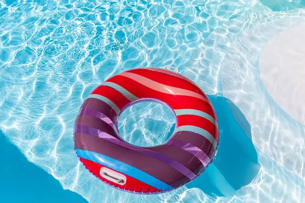 Yazın mavi dalgalar ve güneşli havuzda renkli bir şamandıra.