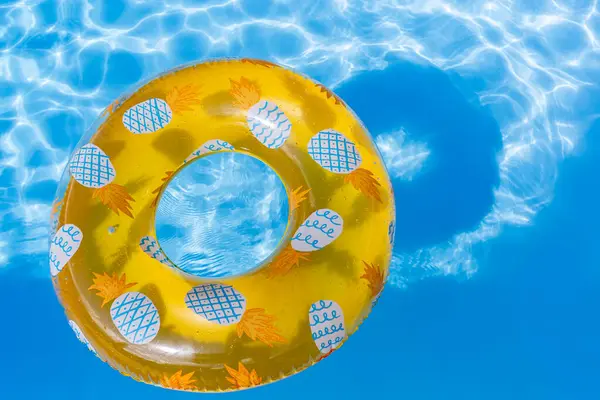 Yazın mavi dalgalar ve güneşli havuzda renkli bir şamandıra.