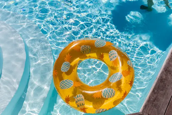 Yazın mavi dalgalar ve güneşli havuzda renkli bir şamandıra.