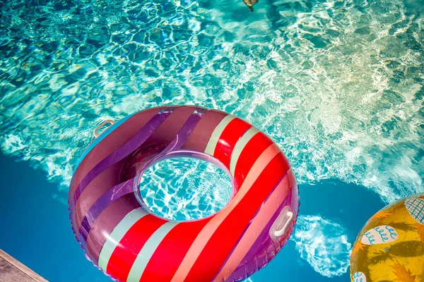 Yazın mavi dalgalar ve güneşli havuzda renkli bir şamandıra.