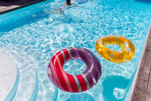 Yazın mavi dalgalar ve güneşli havuzda renkli bir şamandıra.