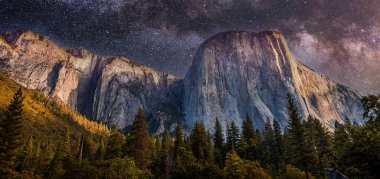 El Capitan 'ın dünyaca ünlü kaya tırmanışı duvarı, Yosemite Ulusal Parkı, Kaliforniya, ABD