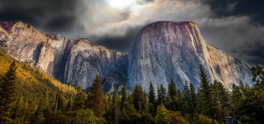 El Capitan 'ın dünyaca ünlü kaya tırmanışı duvarı, Yosemite Ulusal Parkı, Kaliforniya, ABD