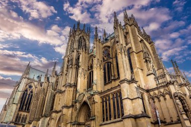 Metz, Fransa, 01 Eylül 2018: Fransa Metz, Fransa 'da katedralin dış yüzeyi ve detayları, Eylül 2018