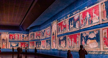 ANGERS, FRANCE, 23 Mart 2024: Jean Bandol ve Nicholas Bataille tarafından yazılan Apocalypse Ortaçağ duvar halısı, Angers Kalesi, Fransa