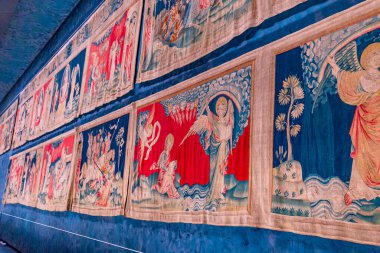 ANGERS, FRANCE, 23 Mart 2024: Jean Bandol ve Nicholas Bataille tarafından yazılan Apocalypse Ortaçağ duvar halısı, Angers Kalesi, Fransa