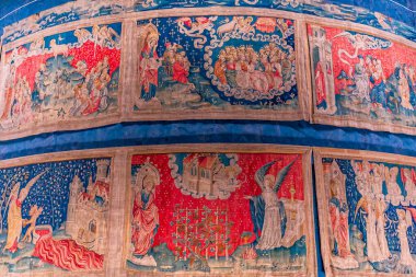 ANGERS, FRANCE, 23 Mart 2024: Jean Bandol ve Nicholas Bataille tarafından yazılan Apocalypse Ortaçağ duvar halısı, Angers Kalesi, Fransa