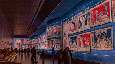 ANGERS, FRANCE, 23 Mart 2024: Jean Bandol ve Nicholas Bataille tarafından yazılan Apocalypse Ortaçağ duvar halısı, Angers Kalesi, Fransa