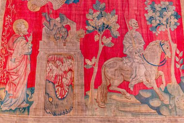 ANGERS, FRANCE, 23 Mart 2024: Jean Bandol ve Nicholas Bataille tarafından yazılan Apocalypse Ortaçağ duvar halısı, Angers Kalesi, Fransa