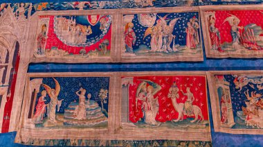 ANGERS, FRANCE, 23 Mart 2024: Jean Bandol ve Nicholas Bataille tarafından yazılan Apocalypse Ortaçağ duvar halısı, Angers Kalesi, Fransa