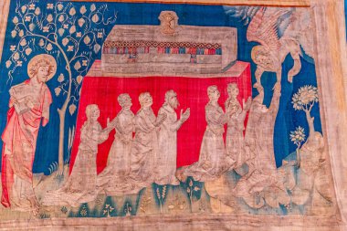 ANGERS, FRANCE, 23 Mart 2024: Jean Bandol ve Nicholas Bataille tarafından yazılan Apocalypse Ortaçağ duvar halısı, Angers Kalesi, Fransa