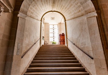 ANGERS, FRANCE, 23 Mart 2024: Angers yakınlarındaki Chateau de Brissac 'ın iç dekorları, Loire Valley, Fransa