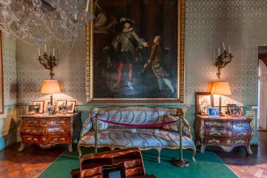 ANGERS, FRANCE, 23 Mart 2024: Angers yakınlarındaki Chateau de Brissac 'ın iç dekorları, Loire Valley, Fransa