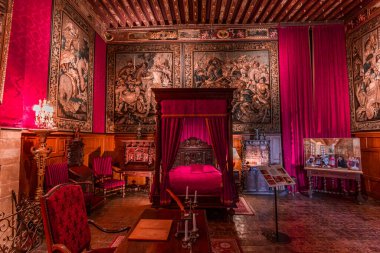 ANGERS, FRANCE, 23 Mart 2024: Angers yakınlarındaki Chateau de Brissac 'ın iç dekorları, Loire Valley, Fransa