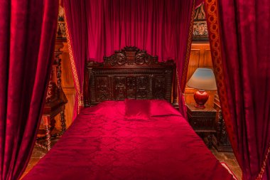 ANGERS, FRANCE, 23 Mart 2024: Angers yakınlarındaki Chateau de Brissac 'ın iç dekorları, Loire Valley, Fransa