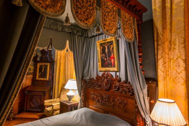 ANGERS, FRANCE, 23 Mart 2024: Angers yakınlarındaki Chateau de Brissac 'ın iç dekorları, Loire Valley, Fransa