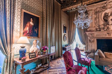 ANGERS, FRANCE, 23 Mart 2024: Angers yakınlarındaki Chateau de Brissac 'ın iç dekorları, Loire Valley, Fransa