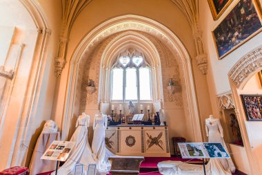 ANGERS, FRANCE, 23 Mart 2024: Angers yakınlarındaki Chateau de Brissac 'ın iç dekorları, Loire Valley, Fransa