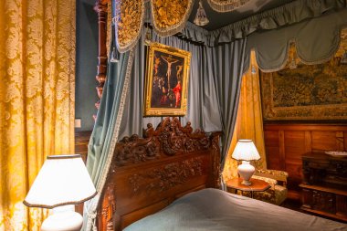 ANGERS, FRANCE, 23 Mart 2024: Angers yakınlarındaki Chateau de Brissac 'ın iç dekorları, Loire Valley, Fransa