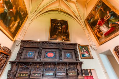 ANGERS, FRANCE, 23 Mart 2024: Angers yakınlarındaki Chateau de Brissac 'ın iç dekorları, Loire Valley, Fransa