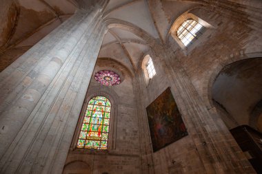 ETAMPES, FRANCE, 29 Mart 2024: Notre dame du Port Kolej Manastırı 'nın iç ve mimari detayları