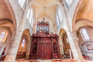 ETAMPES, FRANCE, 29 Mart 2024: Notre dame du Port Kolej Manastırı 'nın iç ve mimari detayları