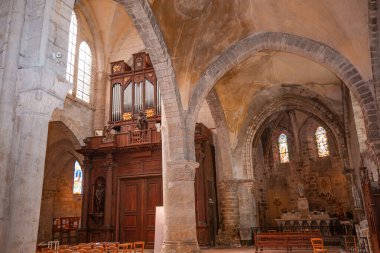 ETAMPES, FRANCE, 29 Mart 2024: Notre dame du Port Kolej Manastırı 'nın iç ve mimari detayları