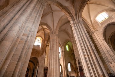 ETAMPES, FRANCE, 29 Mart 2024: Notre dame du Port Kolej Manastırı 'nın iç ve mimari detayları