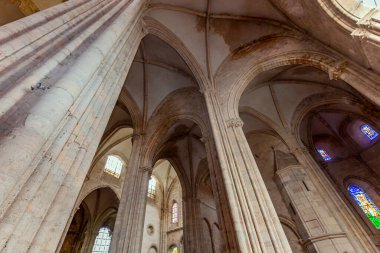 ETAMPES, FRANCE, 29 Mart 2024: Notre dame du Port Kolej Manastırı 'nın iç ve mimari detayları
