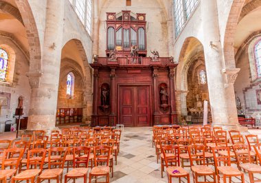 ETAMPES, FRANCE, 29 Mart 2024: Notre dame du Port Kolej Manastırı 'nın iç ve mimari detayları